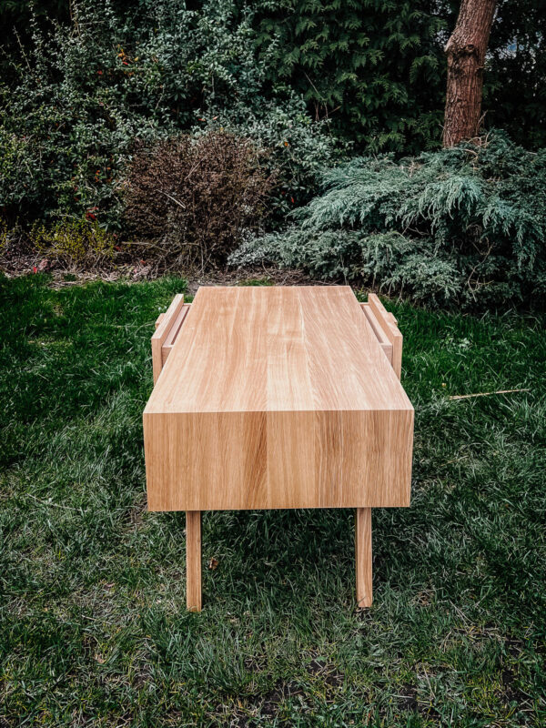 stolik Tejido wykonany z litego drewna dębowego