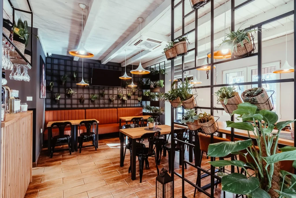 wiele roślin w restauracji