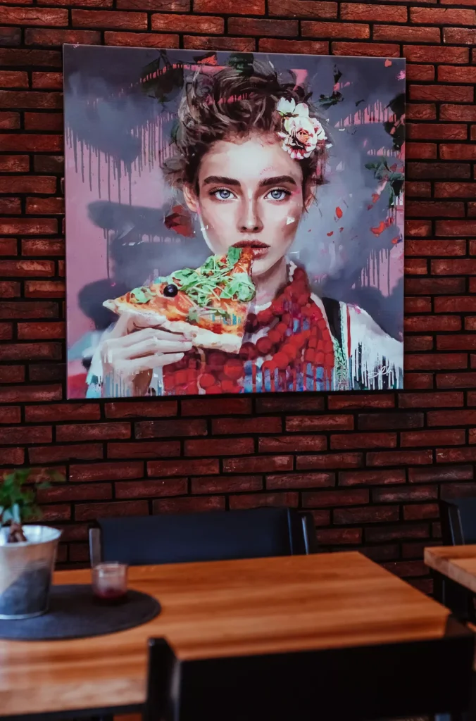 obraz kobiety jedzącej pizze