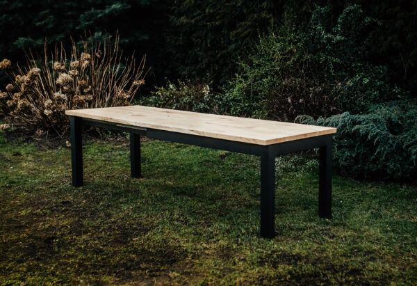 rozłożony stół simple od mobler design