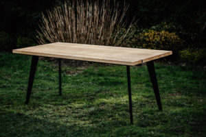 Stół CORTAR z litego drewna i stali