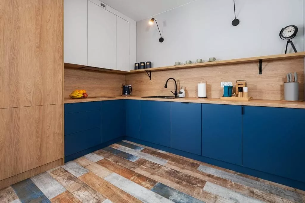 niebieskie fronty w kuchni