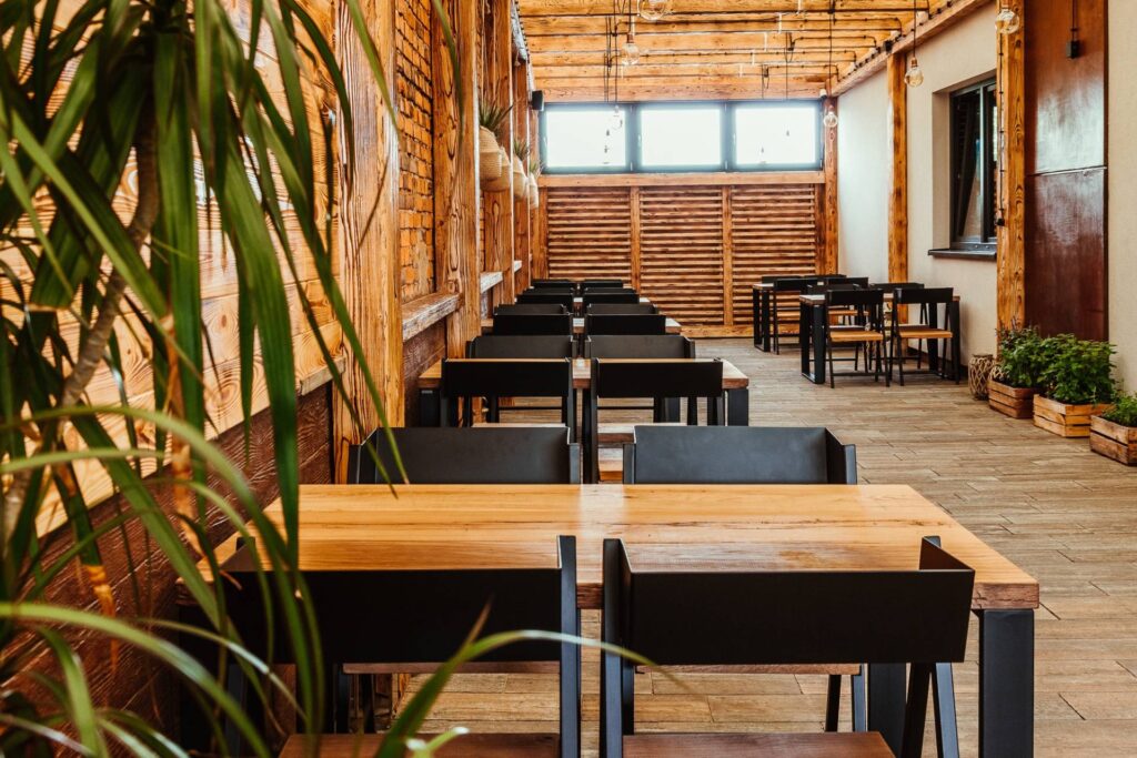 stoły i krzesła w antresoli restauracyjnej