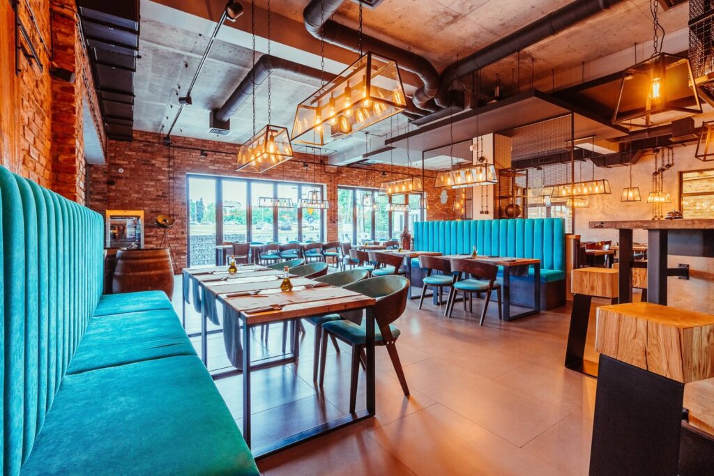 meble restauracyjne w kolorze turkusowym