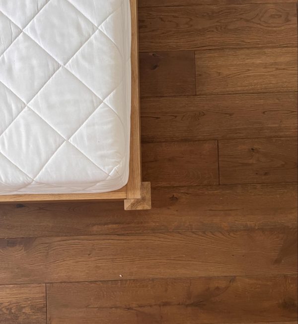 Dębowe łóżko DORM na solidnej podstawie ze stelażem