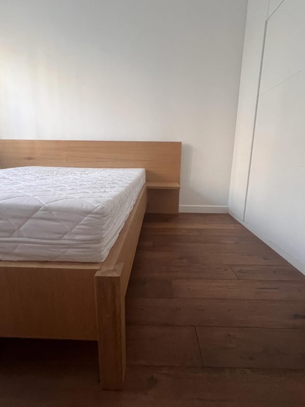 Dębowe łóżko DORM na solidnej podstawie ze stelażem