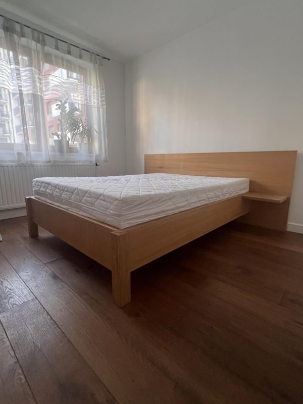 Dębowe łóżko DORM na solidnej podstawie ze stelażem