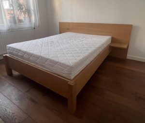 Dębowe łóżko DORM na solidnej podstawie ze stelażem
